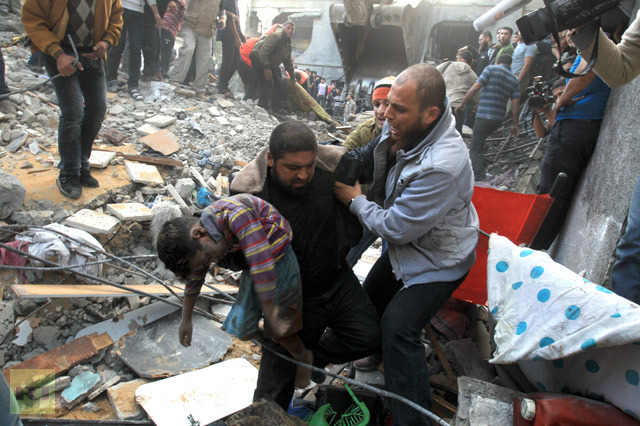 גופתו של אחד מילדי משפחת אל-דאלו מפונה מביתה שהופגז ב-18 לנובמבר, 2012. 5 ילדים ו-5 נשים נהרגו בהפגזה, שהפרקליט הצבאי הראשי סיכם במלים: "ננקטו צעדי זהירות שונים כדי לצמצם את הסיכון לפגיעה האגבית בחפים מפשע." צילום: אי-אף-פי