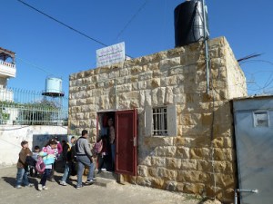 בבית הספר הזעיר בנבי סמואל לומדים 10 תלמידים בלבד. אסור להוסיף חדר, אסור להרחיב; 40 תלמידים נוספים נאלצים לנסוע כל יום לכפרים אחרים בסביבה. צילום: EAPPI