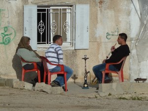 שלושה אין-תושבים יושבים מחוץ לאין-בית שלהם בנבי סמואל. צילום: EAPPI