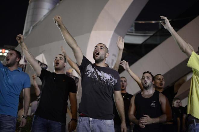 מפגינים בקריה דורשים נקמה ביהודים, 1.7.2014. צילום: תומר נויברג
