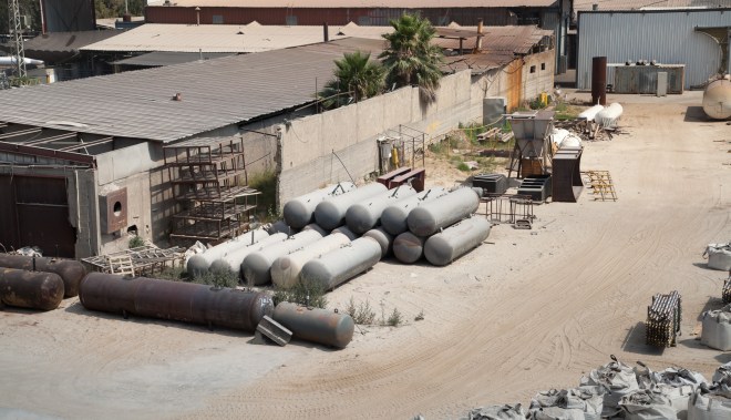 מכלי גז כמו אלה פזורים בשטחם של כמה מפעלים באזור התעשייה. צילום: אורי פינר