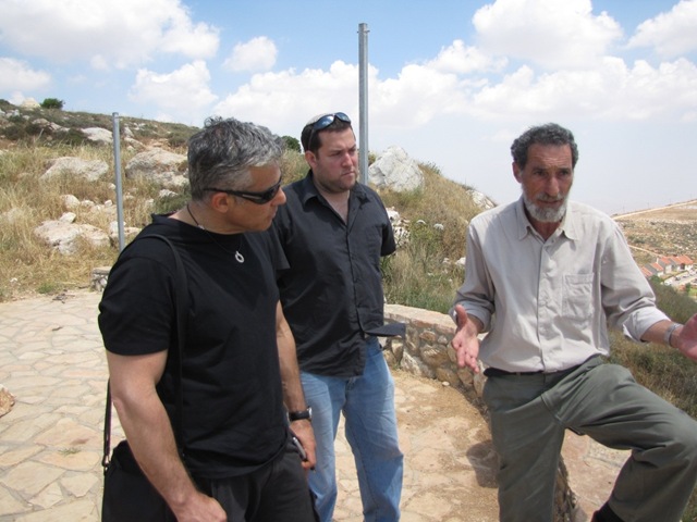 בני קצובר עם חבר.