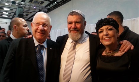 גרשון מסיקה עם חבר. צילום: דוברות מועצת שומרון