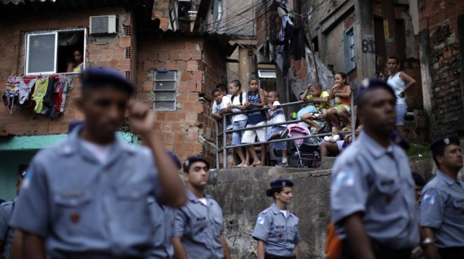 שוטרים של UPP בסיור בפאבלת מורו דוס מקקוס.